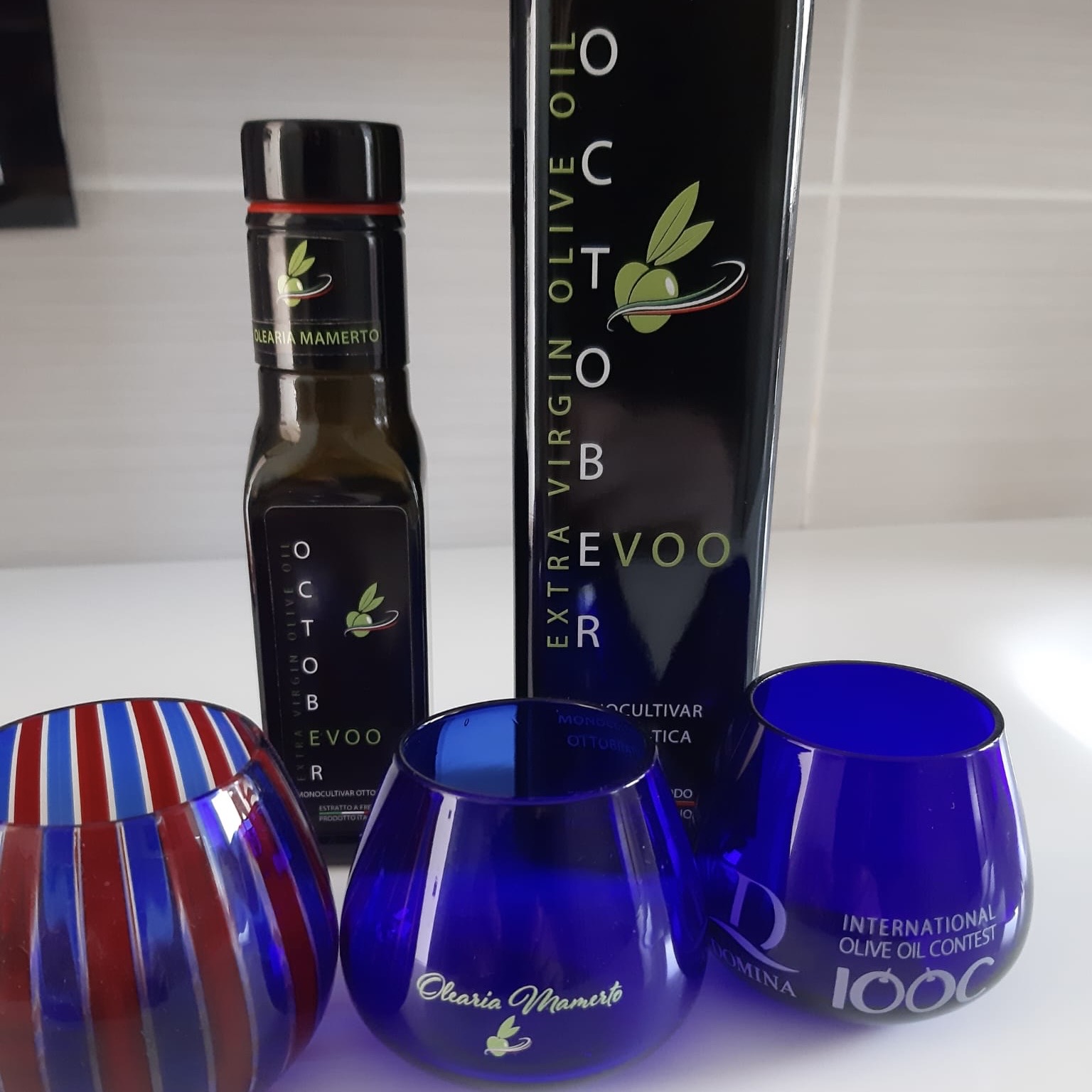 Bottiglie olio con bicchieri